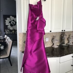 Tony Bowls Gown w/broach